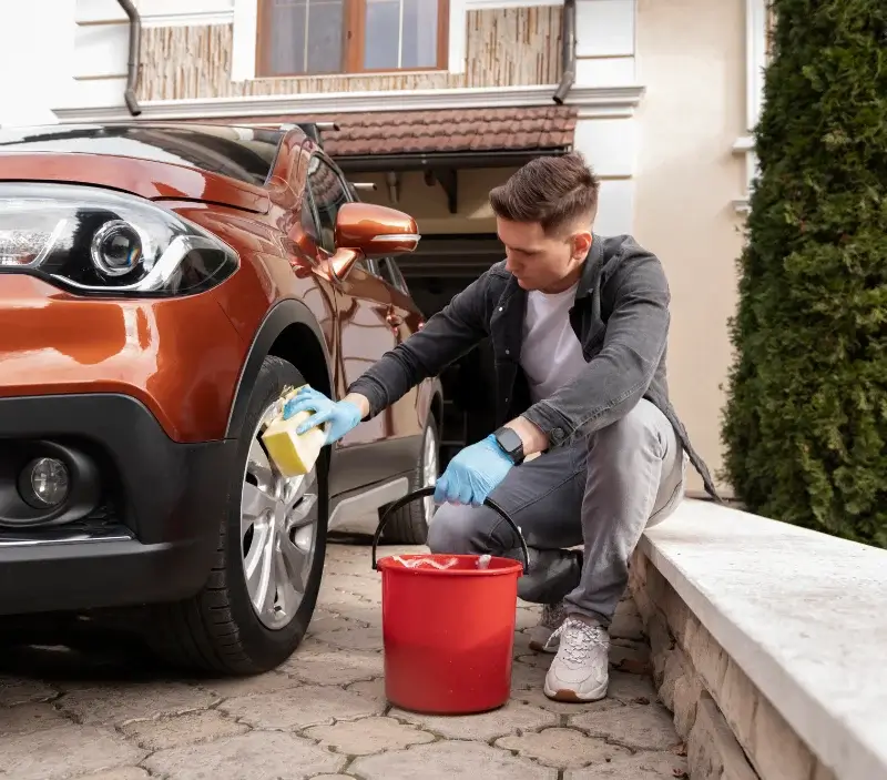 Lavage auto à domicile Blainville-sur-l'Eau : professionnel intervenant sur un véhicule